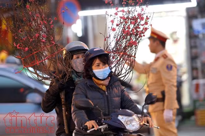 Cận Tết Nguyên đán, người dân Hà Nội chật vật đi lại vì ùn tắc ảnh 8