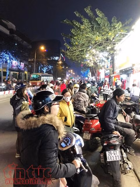 Cuối năm chen chúc mua quần áo giảm giá diện Tết ảnh 6