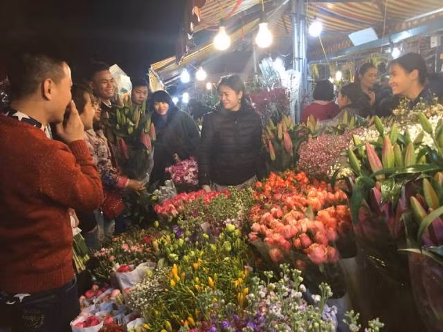 Chợ hoa Quảng Bá, Hà Nội họp xuyên đêm những ngày cận Tết ảnh 4