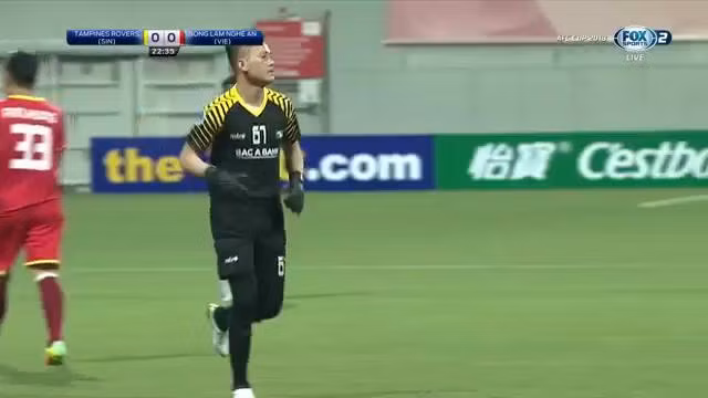 Pha gãy tay ‘rùng rợn’ của thủ môn đội tuyển Việt Nam tại AFC Cup 2018 ảnh 2