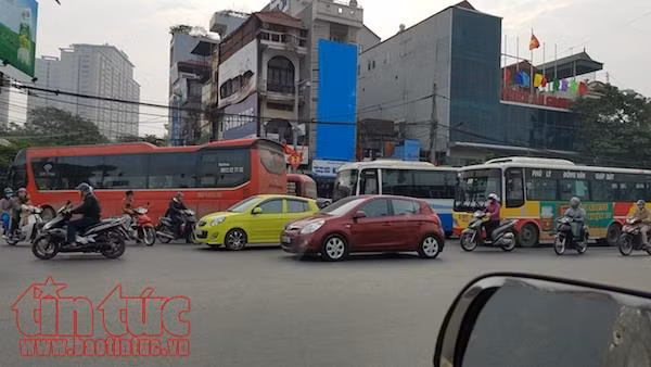 Ngày 26 Tết, ùn tắc giao thông tại các bến xe tới ‘cửa ngõ’ ra vào Hà Nội bất kỳ lúc nào ảnh 1