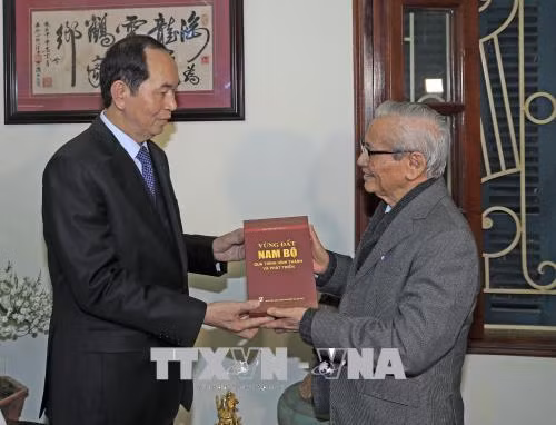 Chủ tịch nước Trần Đại Quang thăm, chúc Tết các trí thức tiêu biểu của Hà Nội ảnh 2