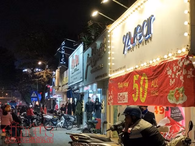 Cuối năm chen chúc mua quần áo giảm giá diện Tết ảnh 5
