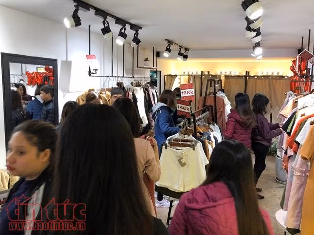 Cuối năm chen chúc mua quần áo giảm giá diện Tết ảnh 2