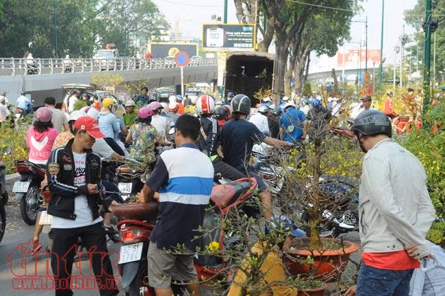 Chiều tối 30 Tết, giá hoa 'rẻ như cho', nhiều chủ hàng đập bỏ ảnh 9