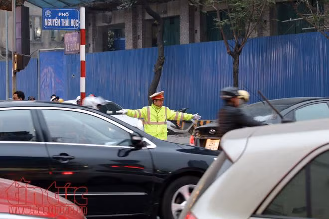 Cận Tết Nguyên đán, người dân Hà Nội chật vật đi lại vì ùn tắc ảnh 6