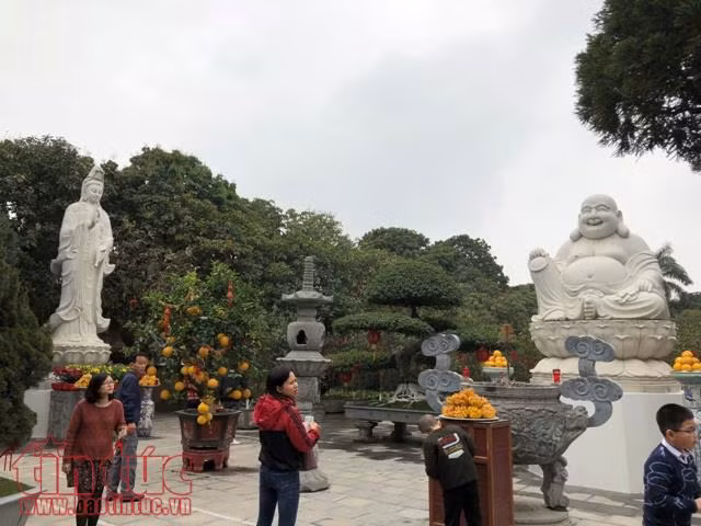 Đầu xuân, đền chùa Hà Nội đông đúc người đi lễ ảnh 3