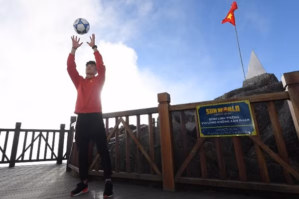 Thủ môn Bùi Tiến Dũng của U23 Việt Nam bắt bóng trên đỉnh Fansipan ảnh 11