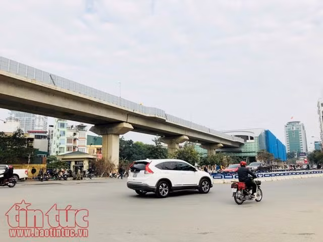 Chiều 30 Tết: Người Hà Nội thảnh thơi sắm sửa đón năm mới ảnh 9