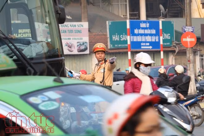 Xe máy ùn ùn về quê ăn Tết sau ngày làm việc cuối năm ảnh 6