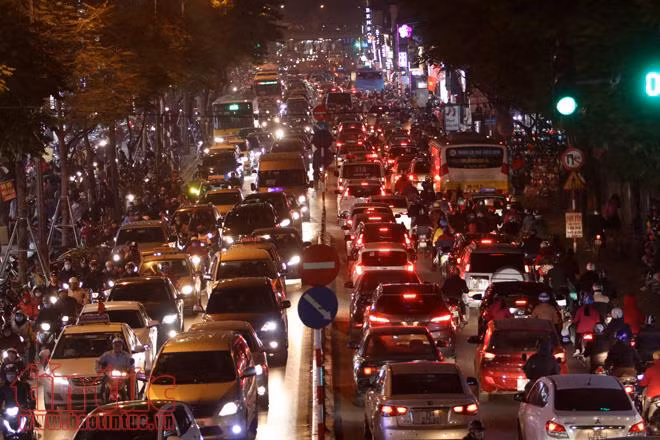 Cận Tết Nguyên đán, người dân Hà Nội chật vật đi lại vì ùn tắc ảnh 14