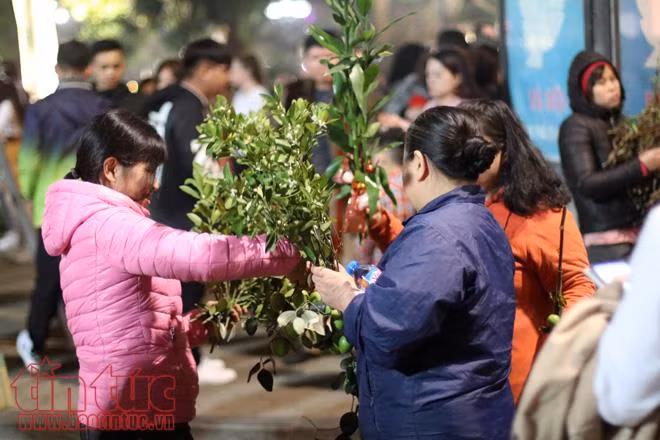Người dân Hà Nội đổ ra đường chào đón khoảnh khắc Giao thừa ảnh 15