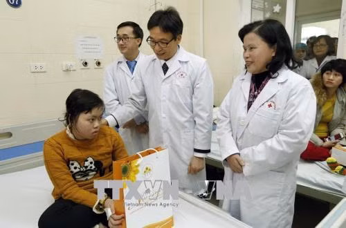 Phó Thủ tướng Vũ Đức Đam thăm, tặng quà các bệnh nhân ung thư tại Bệnh viện K ảnh 1