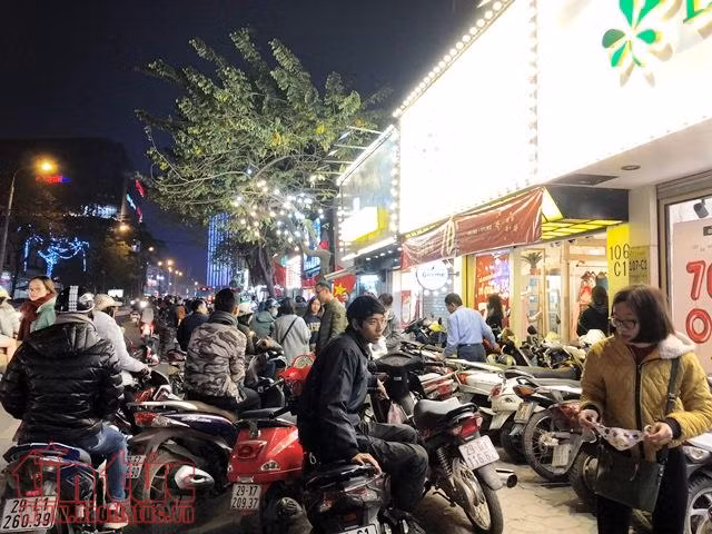 Cuối năm chen chúc mua quần áo giảm giá diện Tết ảnh 7