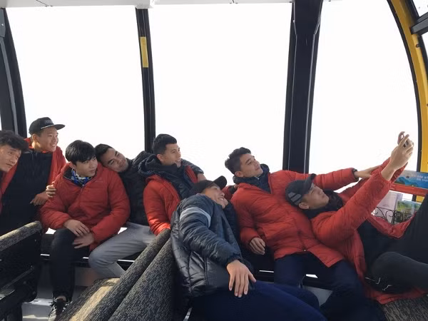 Thủ môn Bùi Tiến Dũng của U23 Việt Nam bắt bóng trên đỉnh Fansipan ảnh 5