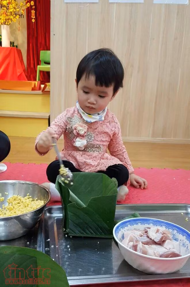 Những cô bé cậu bé nhí đáng yêu gói bánh chưng xanh ảnh 7