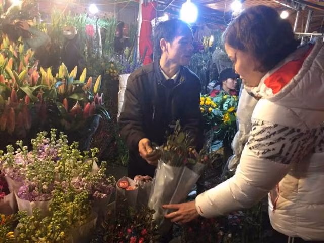Chợ hoa Quảng Bá, Hà Nội họp xuyên đêm những ngày cận Tết ảnh 5