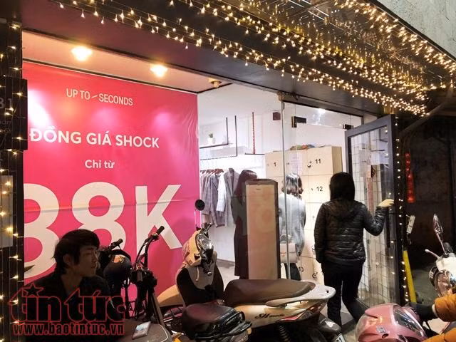 Cuối năm chen chúc mua quần áo giảm giá diện Tết ảnh 1