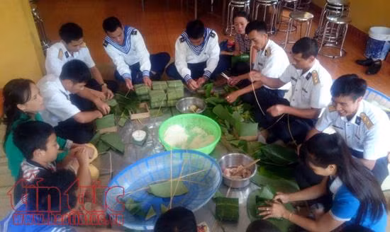 Nghiêm trang Lễ chào cờ sáng Mùng 1 Tết trên đảo Sinh Tồn ảnh 4