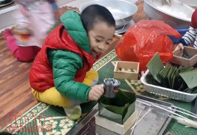 Những cô bé cậu bé nhí đáng yêu gói bánh chưng xanh ảnh 4