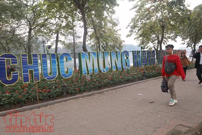 Trung tâm Hà Nội rực rỡ trước thềm Tết Nguyên đán ảnh 3