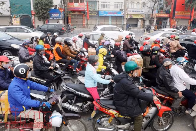 Xe máy ùn ùn về quê ăn Tết sau ngày làm việc cuối năm ảnh 8
