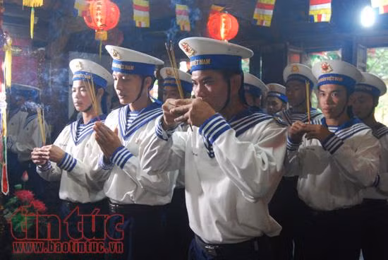 Nghiêm trang Lễ chào cờ sáng Mùng 1 Tết trên đảo Sinh Tồn ảnh 9