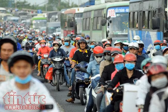 Người dân 'rồng rắn' về quê ăn Tết, giao thông cửa ngõ TP Hồ Chí Minh ùn ứ ảnh 2