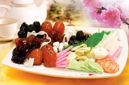 Khi mua giỏ quà Tết cần chú ý chất lượng bánh kẹo, mứt Tết bên trong ảnh 1