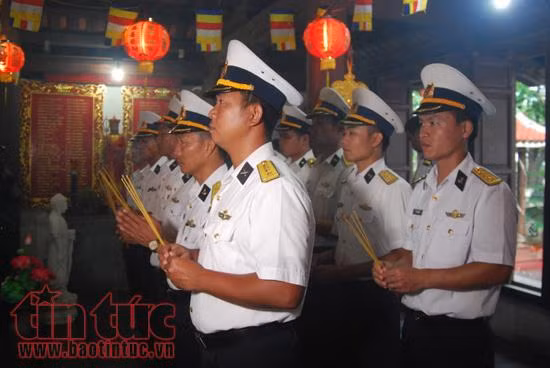 Nghiêm trang Lễ chào cờ sáng Mùng 1 Tết trên đảo Sinh Tồn ảnh 8