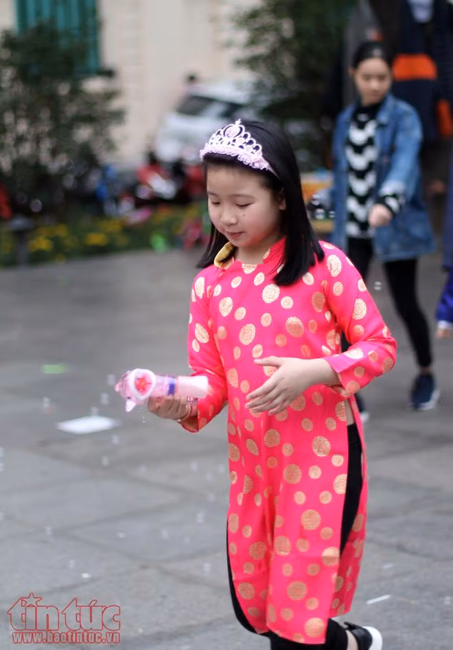 Trẻ nhỏ Hà Nội xúng xính áo dài chơi Tết ảnh 7