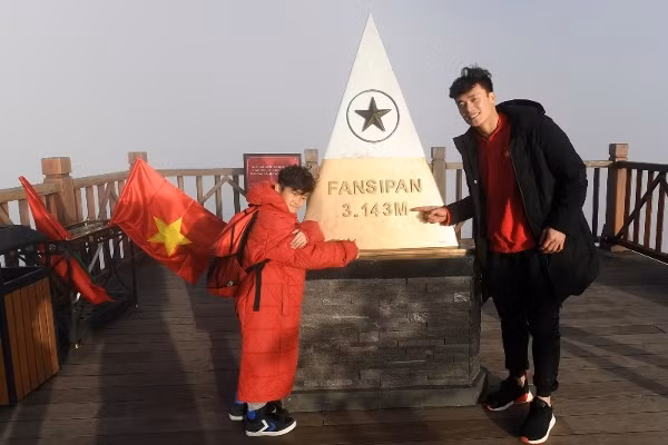 Thủ môn Bùi Tiến Dũng của U23 Việt Nam bắt bóng trên đỉnh Fansipan ảnh 14