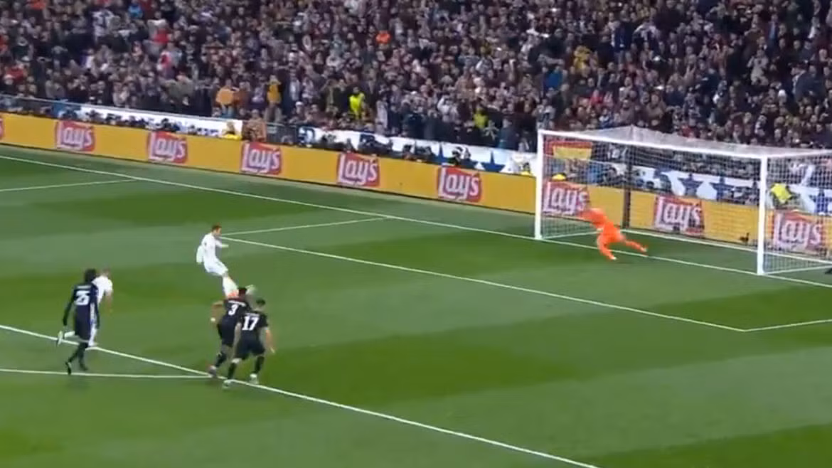 Sút penalty như sút volley, bàn gỡ trên chấm phạt đền của Ronaldo bị cho là phạm luật ảnh 5