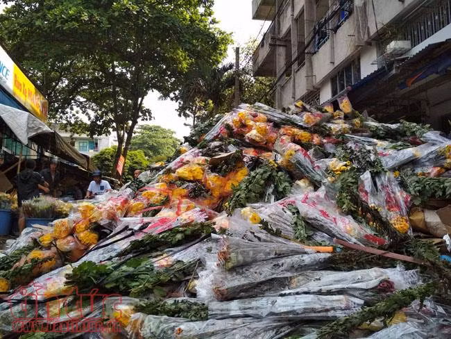 Sáng 30 Tết, hoa tươi đổ bỏ chất thành đống ở chợ hoa TP Hồ Chí Minh ảnh 8