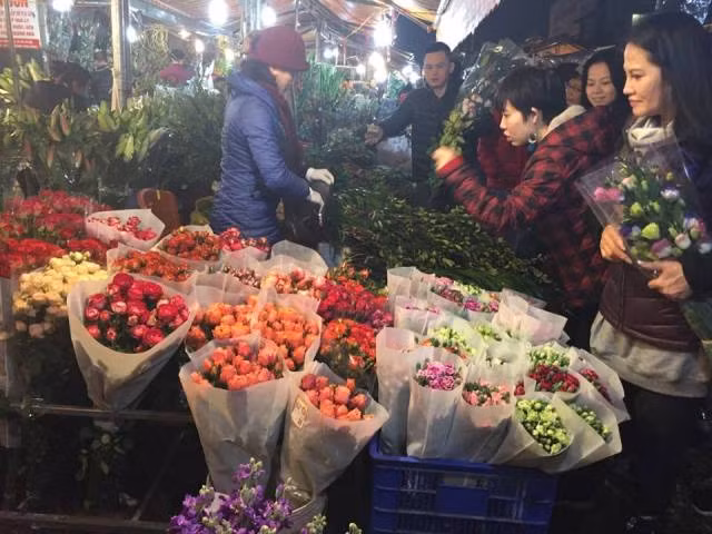 Chợ hoa Quảng Bá, Hà Nội họp xuyên đêm những ngày cận Tết ảnh 1