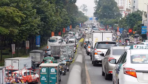 Người dân ùn ùn rời TP Hồ Chí Minh về quê ăn Tết gây kẹt xe nghiêm trọng ảnh 1