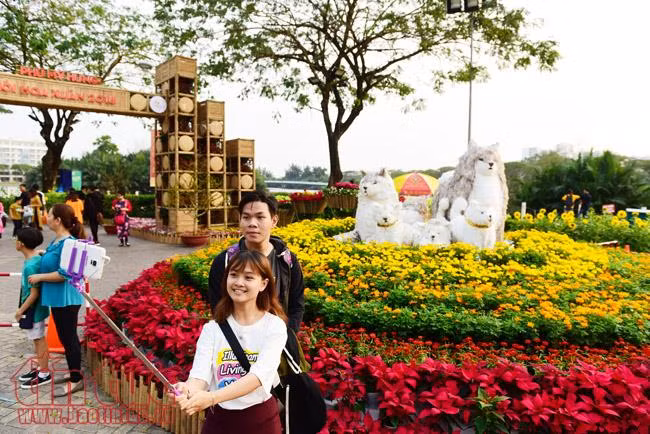 Đông đảo khách du Xuân, chụp ảnh tại các Hội hoa Xuân TP Hồ Chí Minh ảnh 11