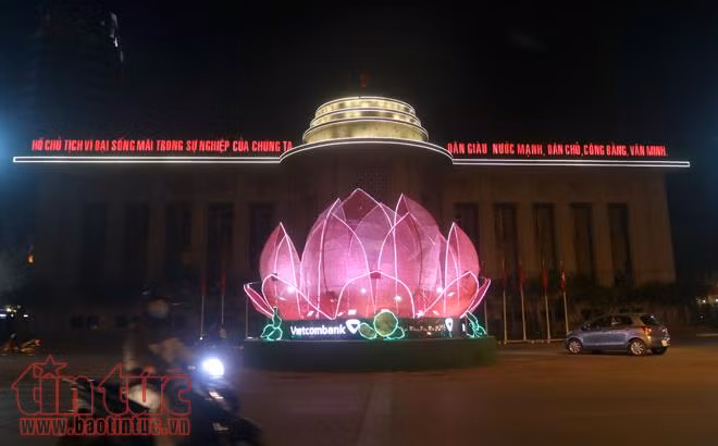 Trung tâm Hà Nội rực rỡ trước thềm Tết Nguyên đán ảnh 18