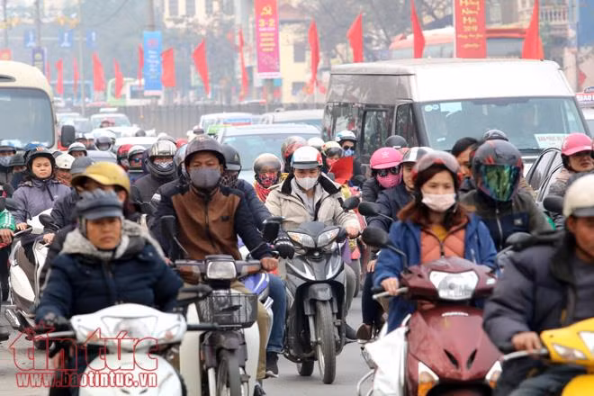 Xe máy ùn ùn về quê ăn Tết sau ngày làm việc cuối năm ảnh 4
