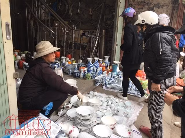 Chiều 30 Tết: Người Hà Nội thảnh thơi sắm sửa đón năm mới ảnh 3