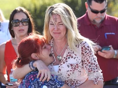 Tổng thống Trump đến Parkland thăm hỏi nạn nhân vụ xả súng ảnh 1