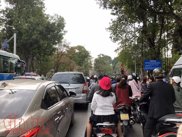 Đầu xuân, đền chùa Hà Nội đông đúc người đi lễ ảnh 1