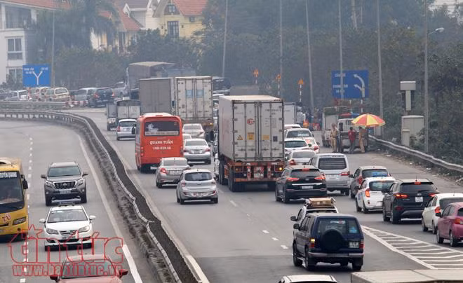 Xe máy ùn ùn về quê ăn Tết sau ngày làm việc cuối năm ảnh 11