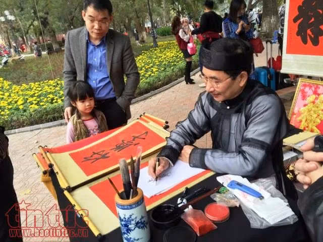 Đầu xuân, đền chùa Hà Nội đông đúc người đi lễ ảnh 12
