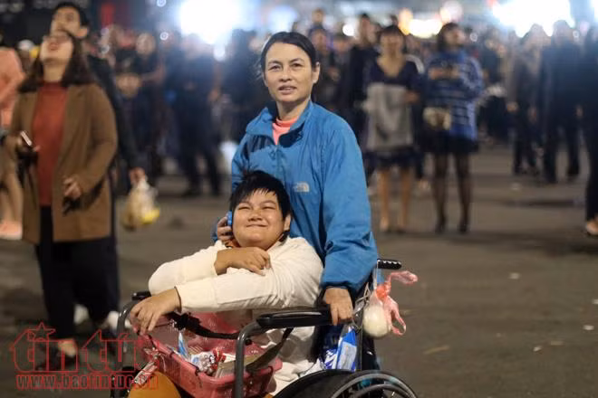 Người dân Hà Nội đổ ra đường chào đón khoảnh khắc Giao thừa ảnh 12