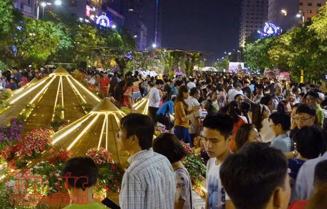Người dân TP Hồ Chí Minh đổ về trung tâm ngắm hoa, chờ thời khắc pháo hoa Giao thừa ảnh 1