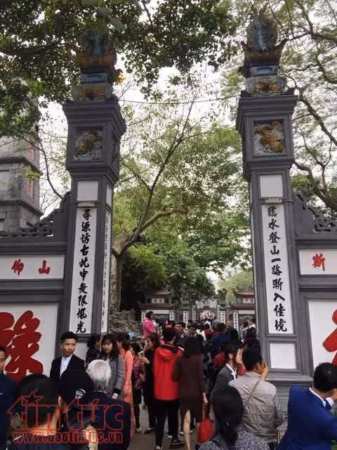 Đầu xuân, đền chùa Hà Nội đông đúc người đi lễ ảnh 11