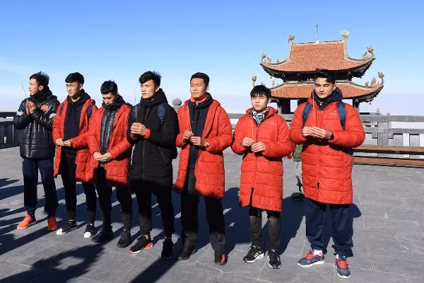 Thủ môn Bùi Tiến Dũng của U23 Việt Nam bắt bóng trên đỉnh Fansipan ảnh 10