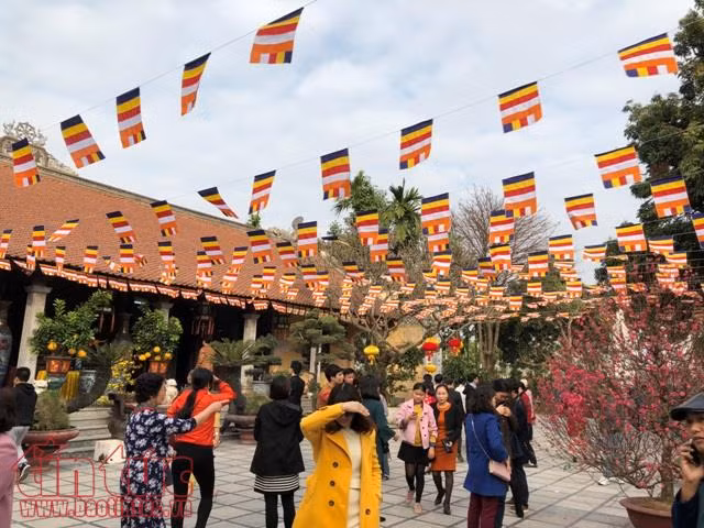 Đầu xuân, đền chùa Hà Nội đông đúc người đi lễ ảnh 9