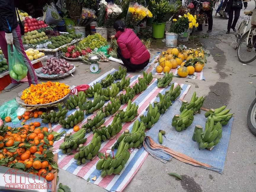 Ngày 28 Tết, chuối xanh bày mâm ngũ quả bị 'hét' giá 'trên trời' 300.000 đồng/nải ảnh 1
